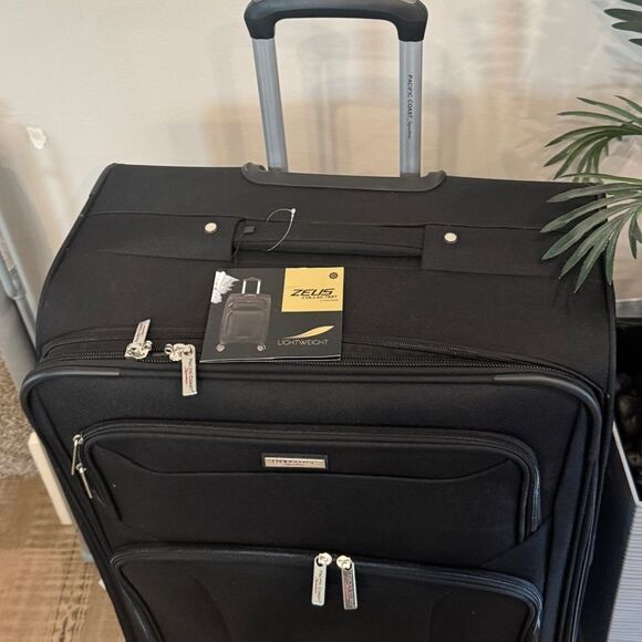 Pacific Coast Signature 28″ Softside Spinner Upright Luggage – Black - Picture 3 of 10